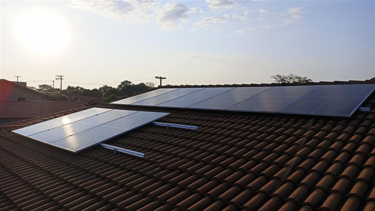 Projeto de energia solar instalado em telhado