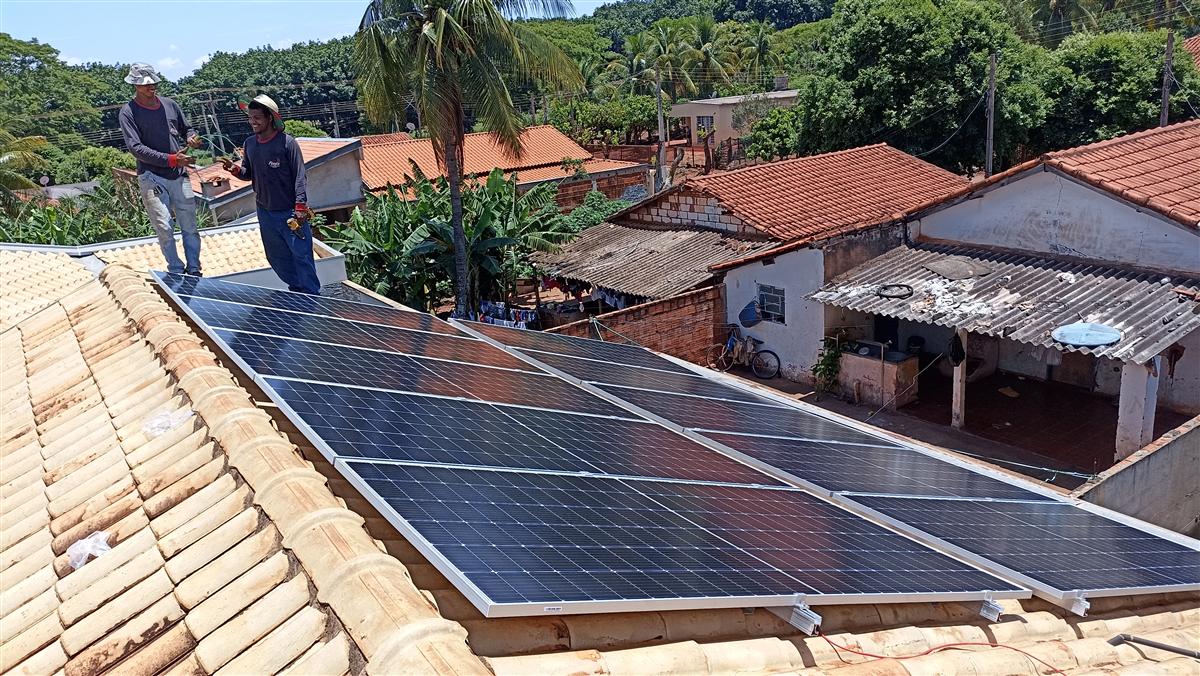 Painéis solares em telhado amplo