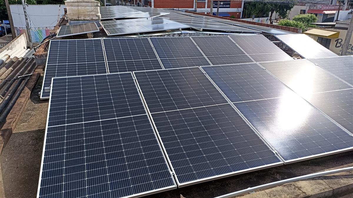 Equipe instalando placas solares